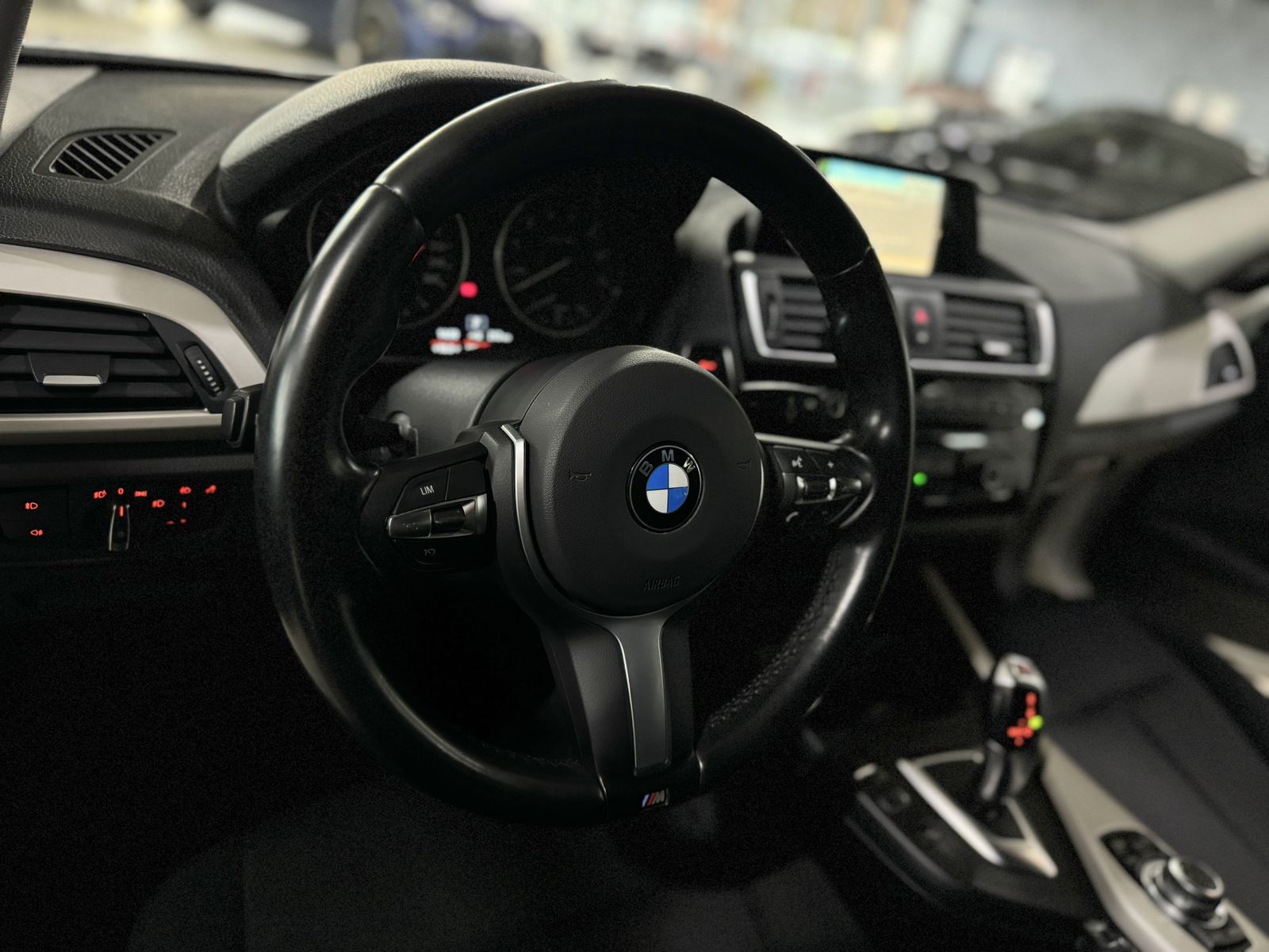 Fahrzeugabbildung BMW 120i Advantage SitzhzgPDC AHK Navi Tempomat