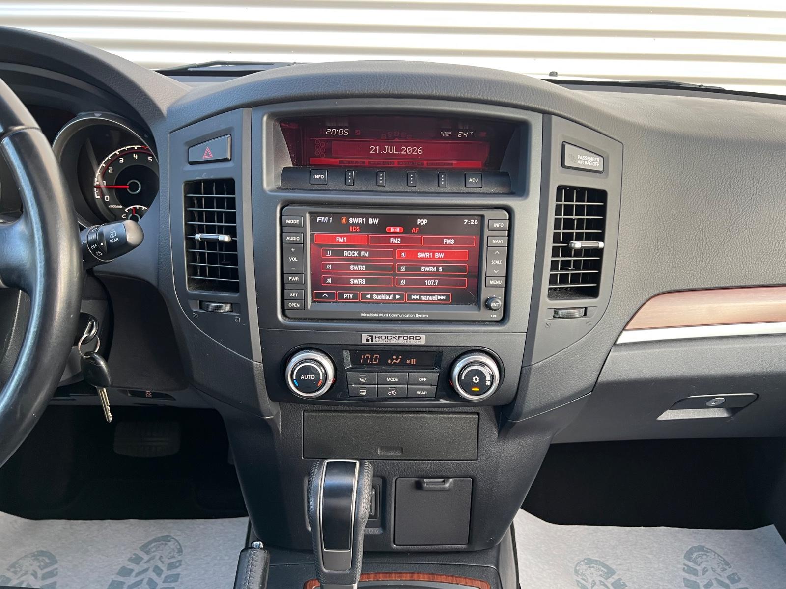 Mitsubishi Pajero 3.2 DI-D 200 ch Instyle 4x4 - 7 places - Cuir - GPS - Toit ouvrant