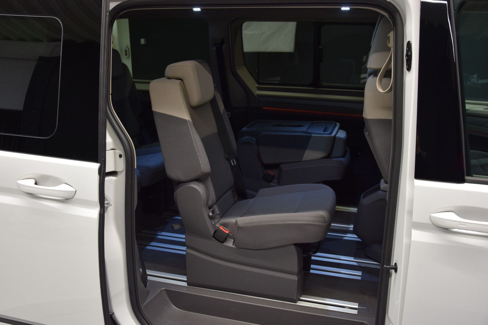 Fahrzeugabbildung Volkswagen T7 Multivan Edition lang Matrix AHK Standheiz