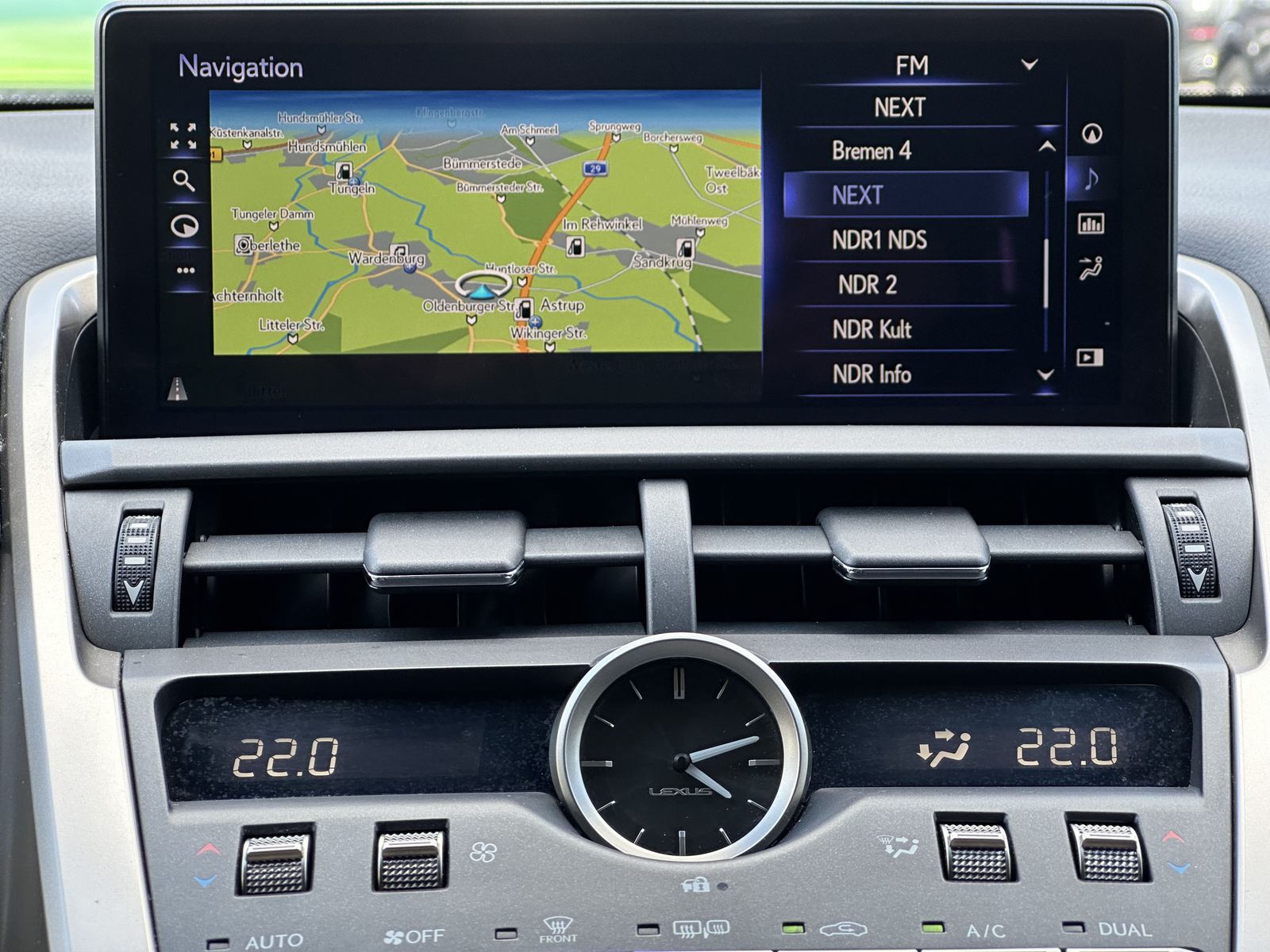 Fahrzeugabbildung Lexus NX 300h AWD Executive NAV+LED+SHZ+KAMERA+1HD+PP