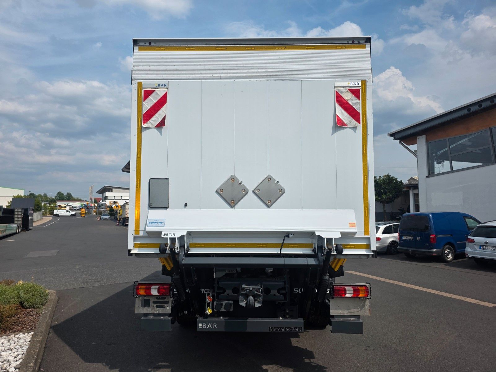 Fahrzeugabbildung Mercedes-Benz Arocs 1827 A 4x4 LBW Tür+Treppe Schalter 2 Stück