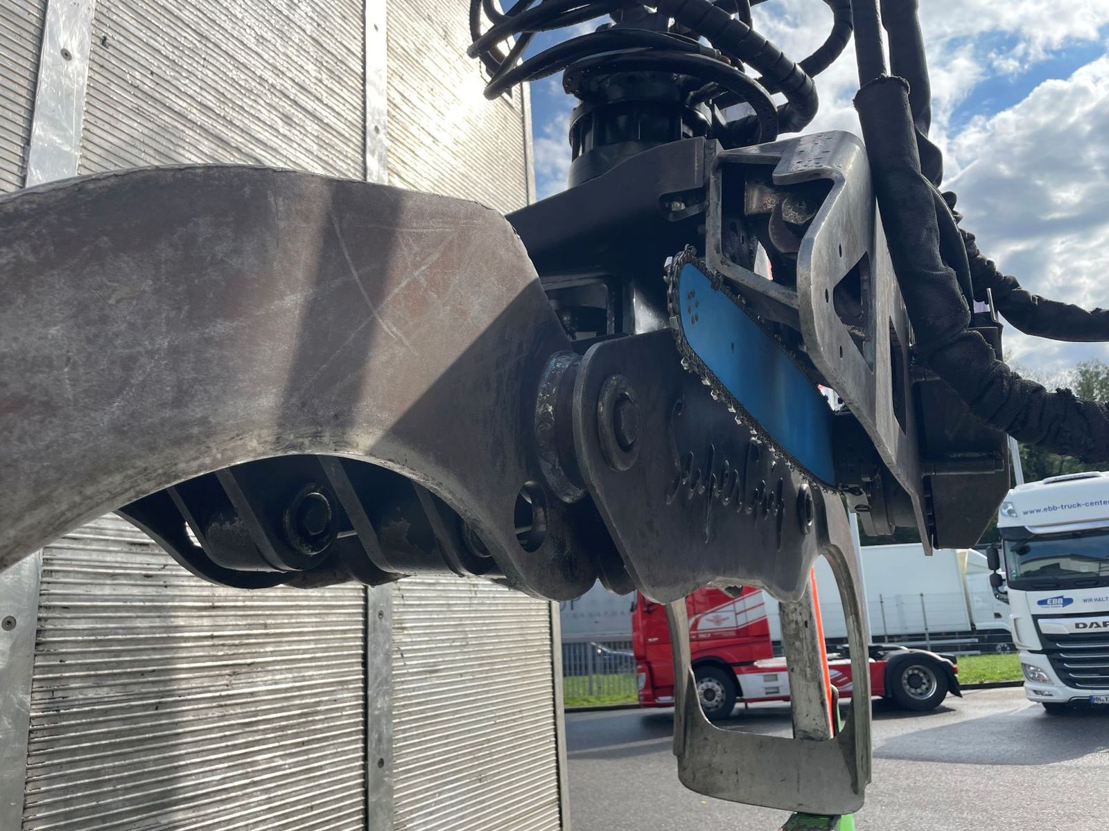 Fahrzeugabbildung DAF FAT XF 530 SSC, Holztransport, Greifer mit Säge