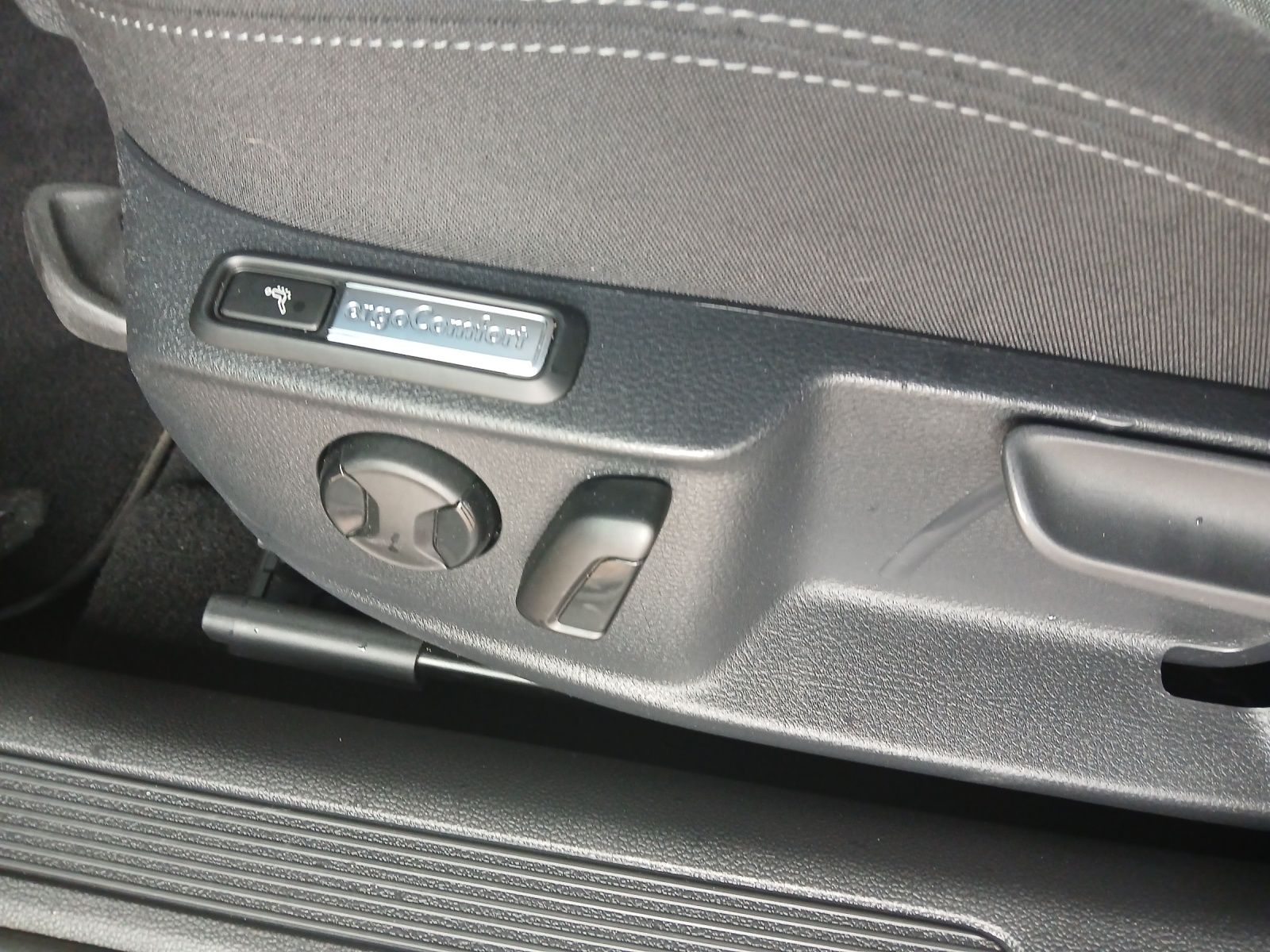 Fahrzeugabbildung Volkswagen Passat Variant TSI Business DSG Matrix Navi ACC