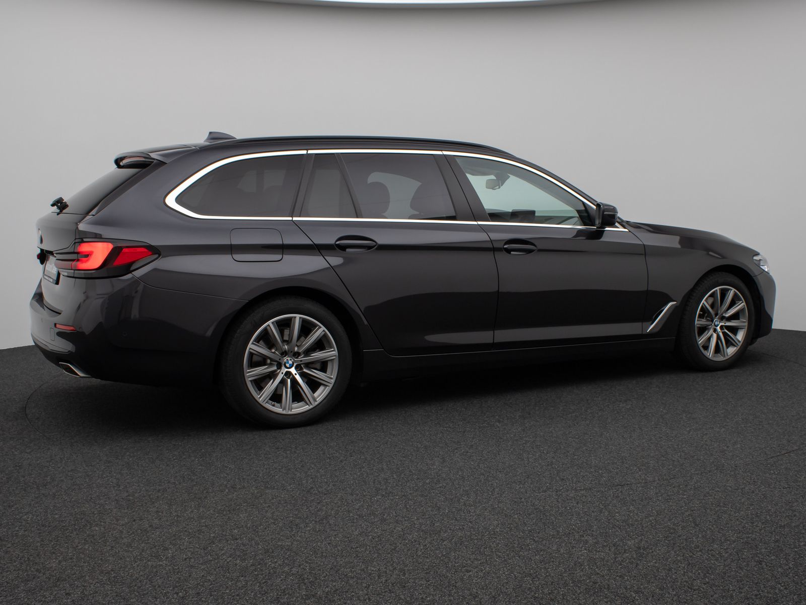 Fahrzeugabbildung BMW 520d Kamera HUD DAB CockPitPro Sitzhzg Alarm LED