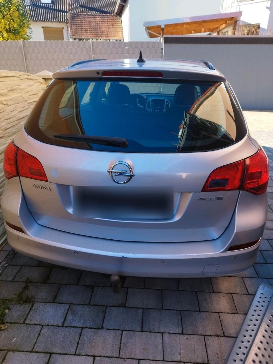 Opel Astra 2012 — вигляд ззаду