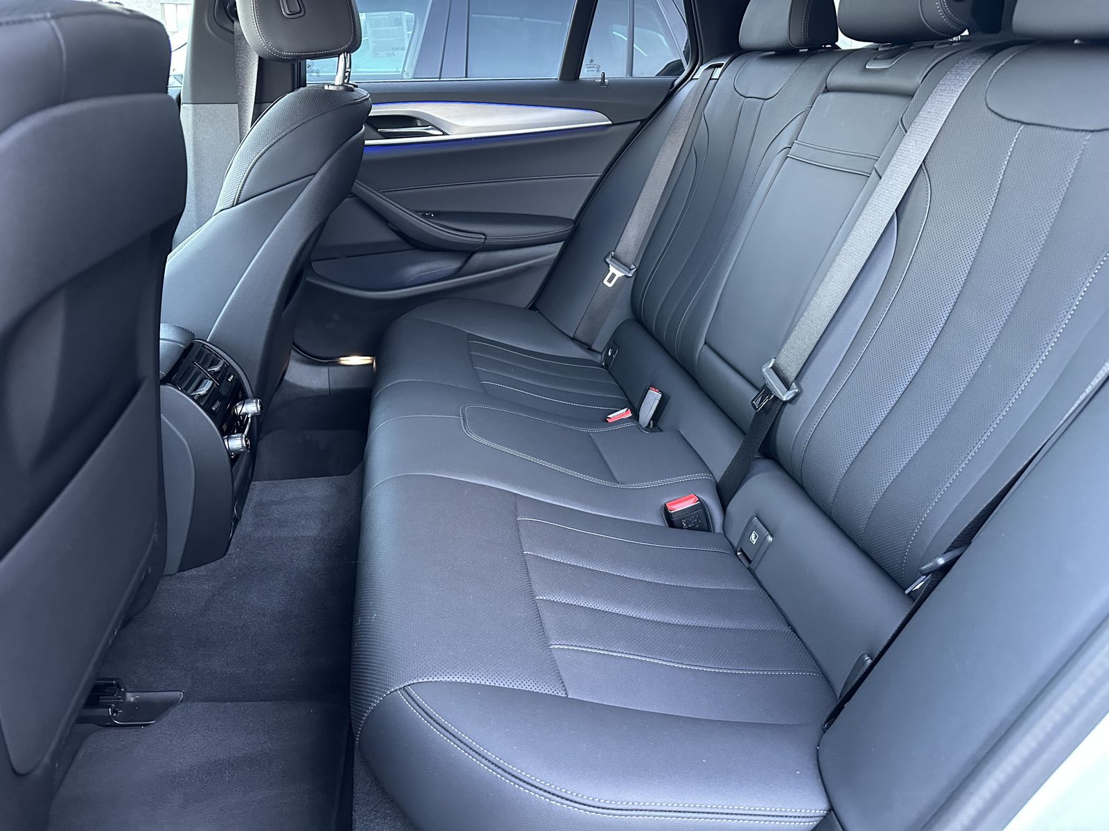 Fahrzeugabbildung BMW 520d Touring xDrive M-Sport NAV+LED+AHK+HEAD-UP