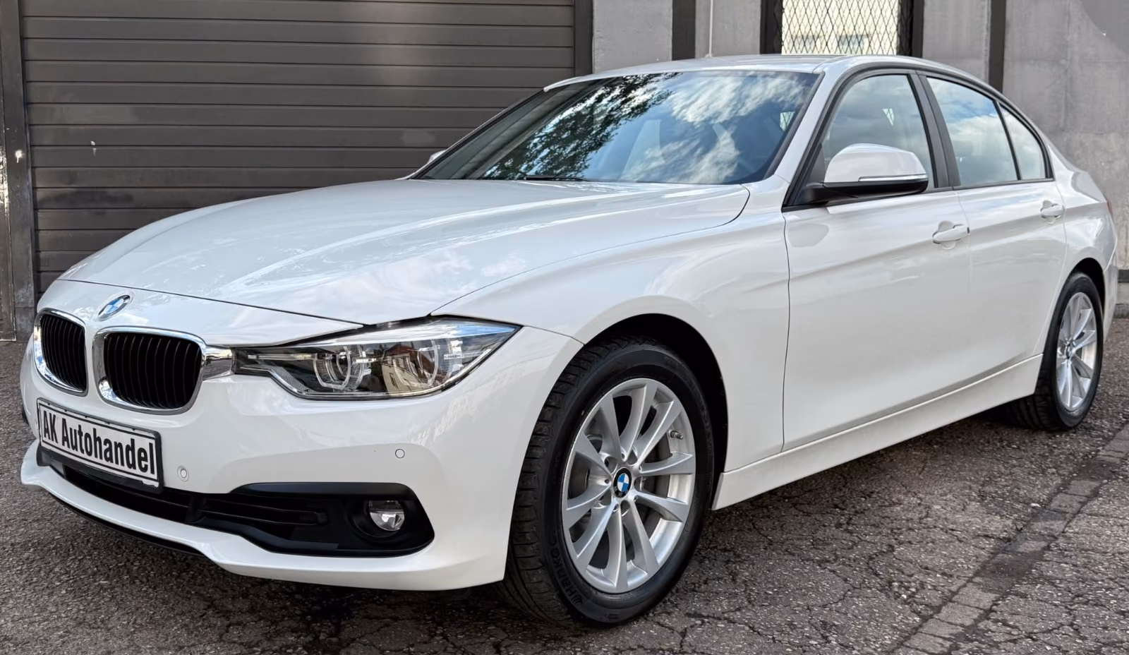 BMW 320i  Limousine  Navi PDC LED 1 Hand