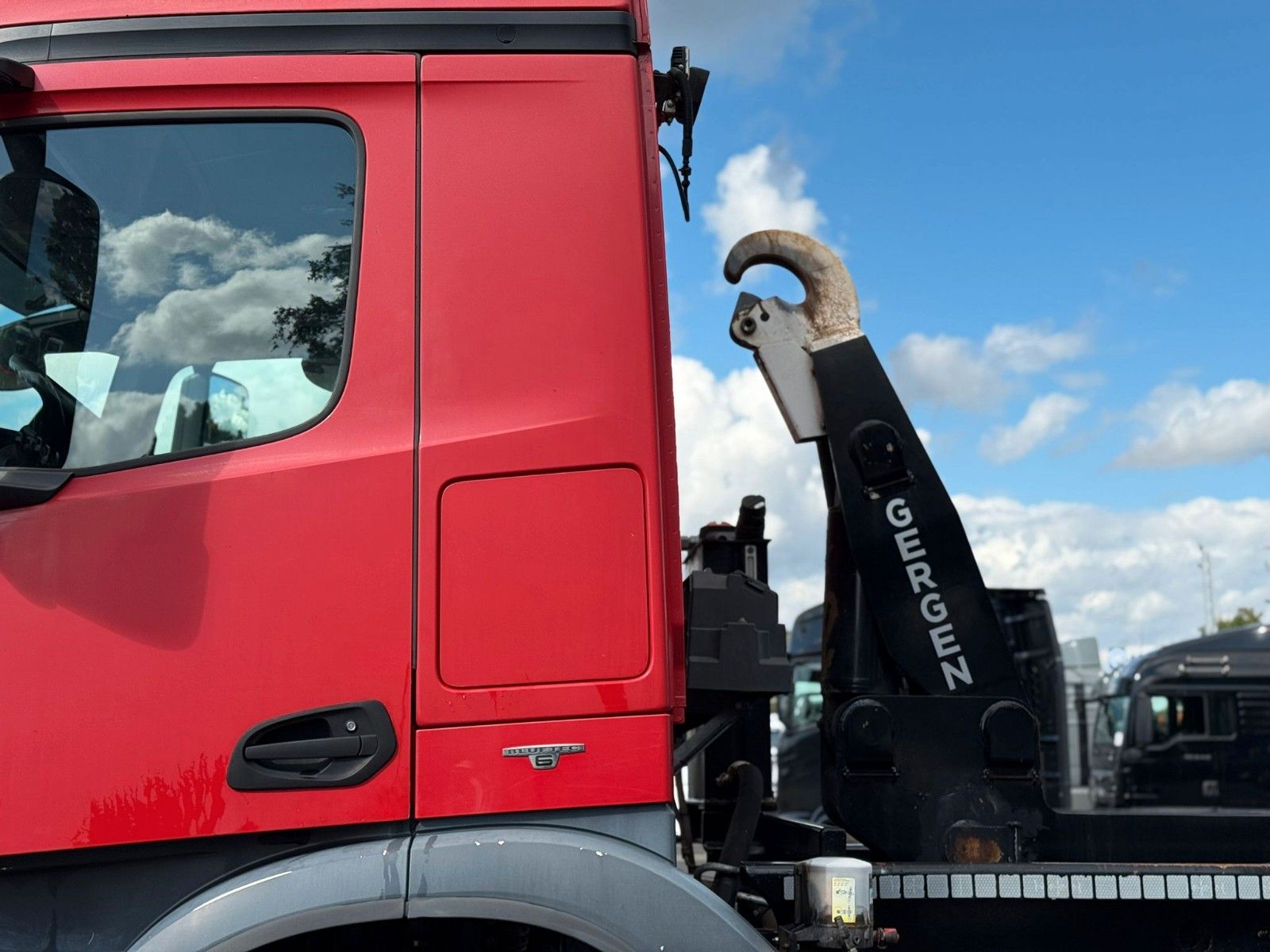 Fahrzeugabbildung Mercedes-Benz Arocs 4148 8x6 Gergen Abrollkipper