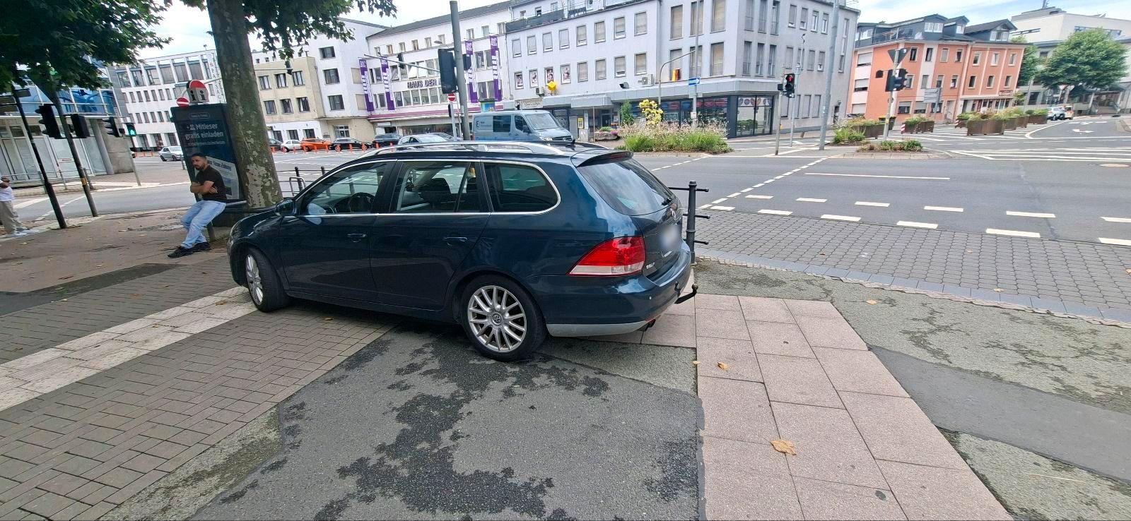 Volkswagen Golf 2010 — interior
