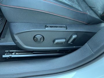 Seat Leon 1.5 eTSI FR AHK+Kam.+KeyLess+LED+Navi+Pano