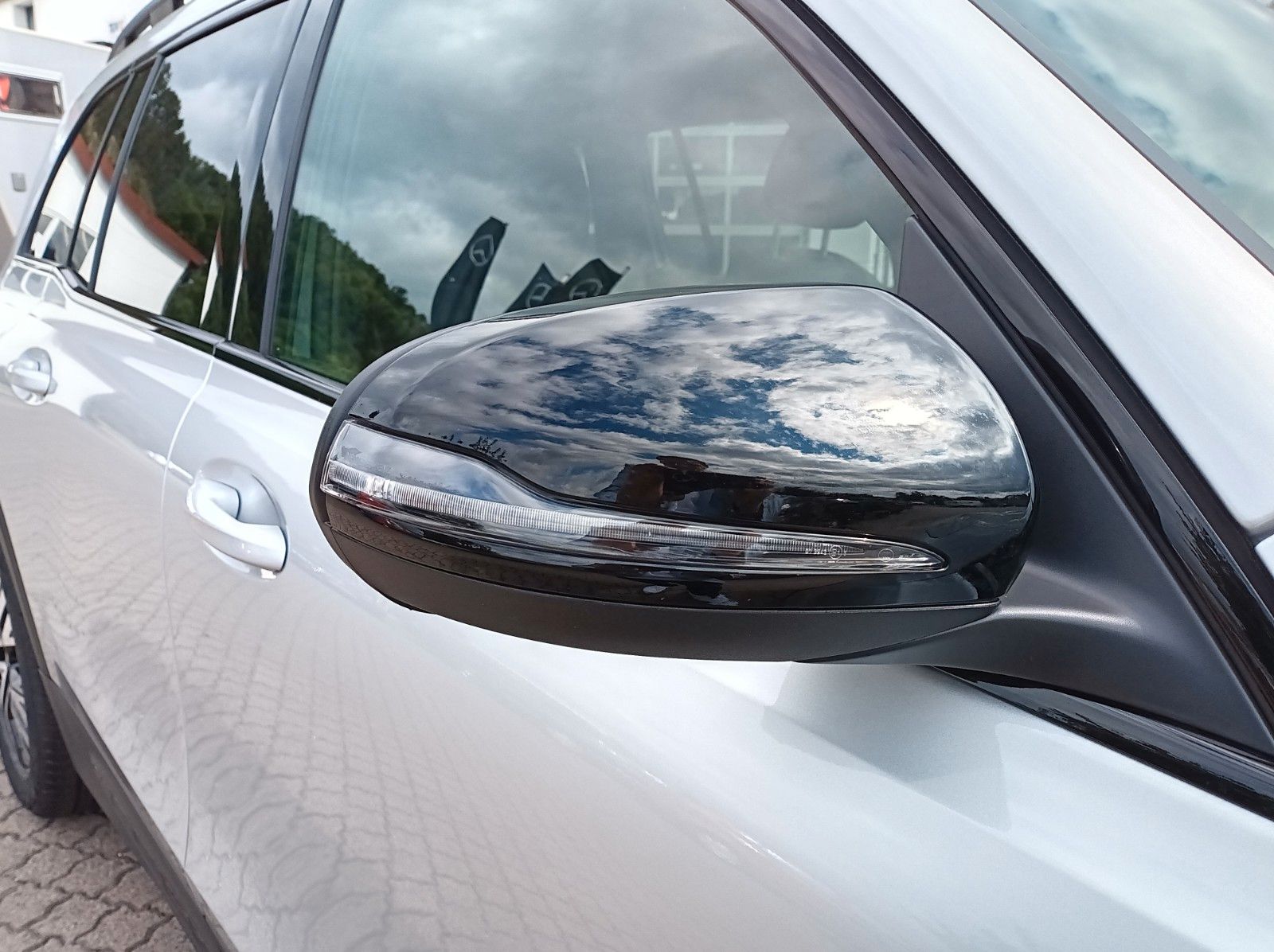 Fahrzeugabbildung Mercedes-Benz GLB 200+DISTRONICPLUS+PANO+AHK+SH+NIGHTPAKET++++