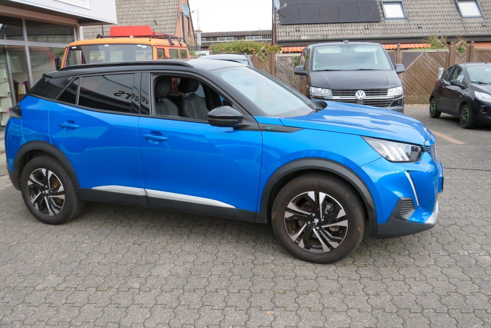 Fahrzeugabbildung Peugeot 2008 e- GT SITZH. NAVI KAMERA PDC 1.HD