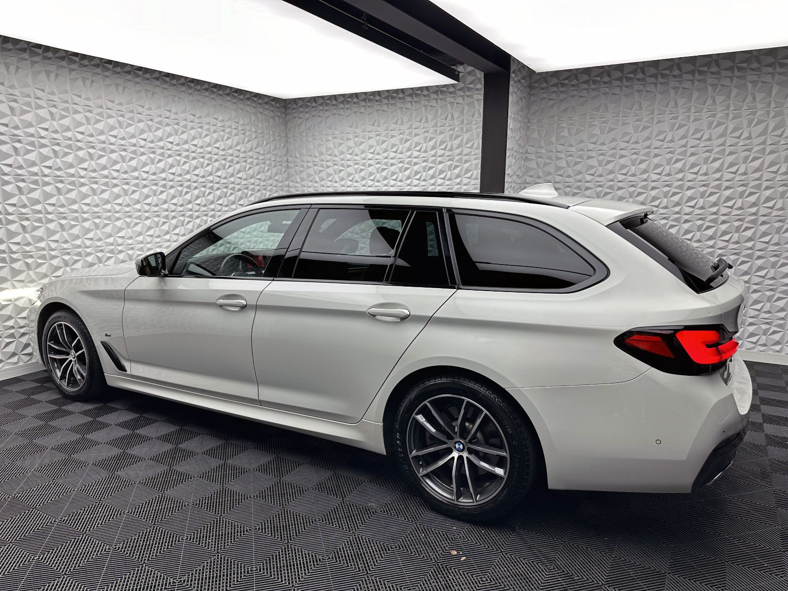 Fahrzeugabbildung BMW 520d M-PAKET/PANORAMA/KEYL/STANDHZ/ACC/HUD/LASER