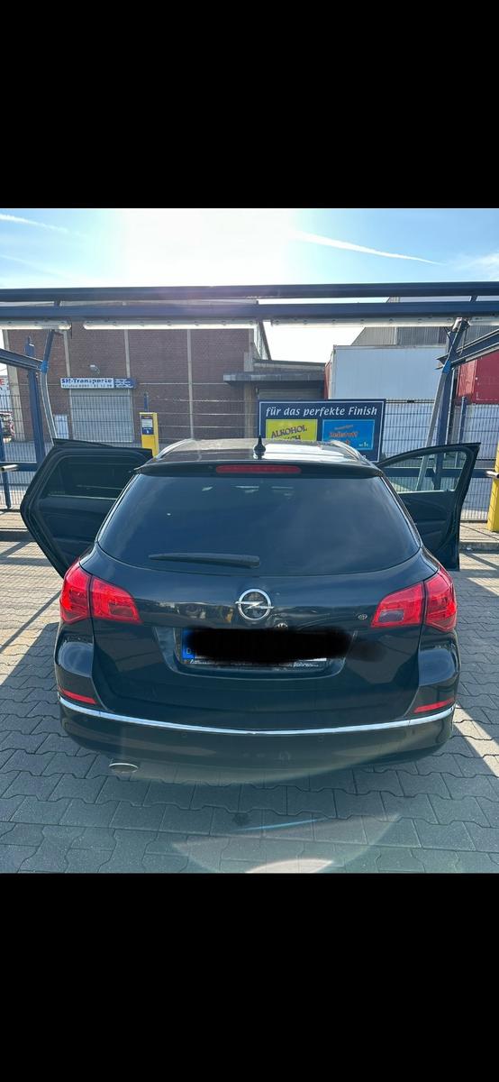 Opel Astra 2012 — rear view