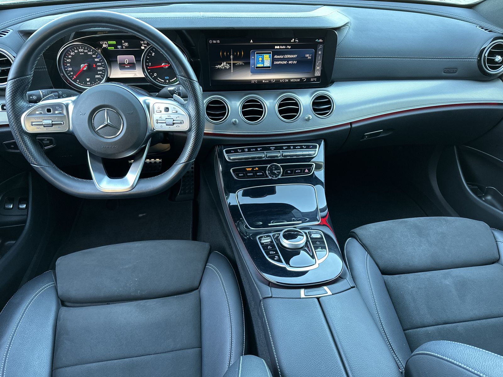 Fahrzeugabbildung Mercedes-Benz E 300de T AMG-Line NAV+LED+360°+BURMESTER+HEADUP