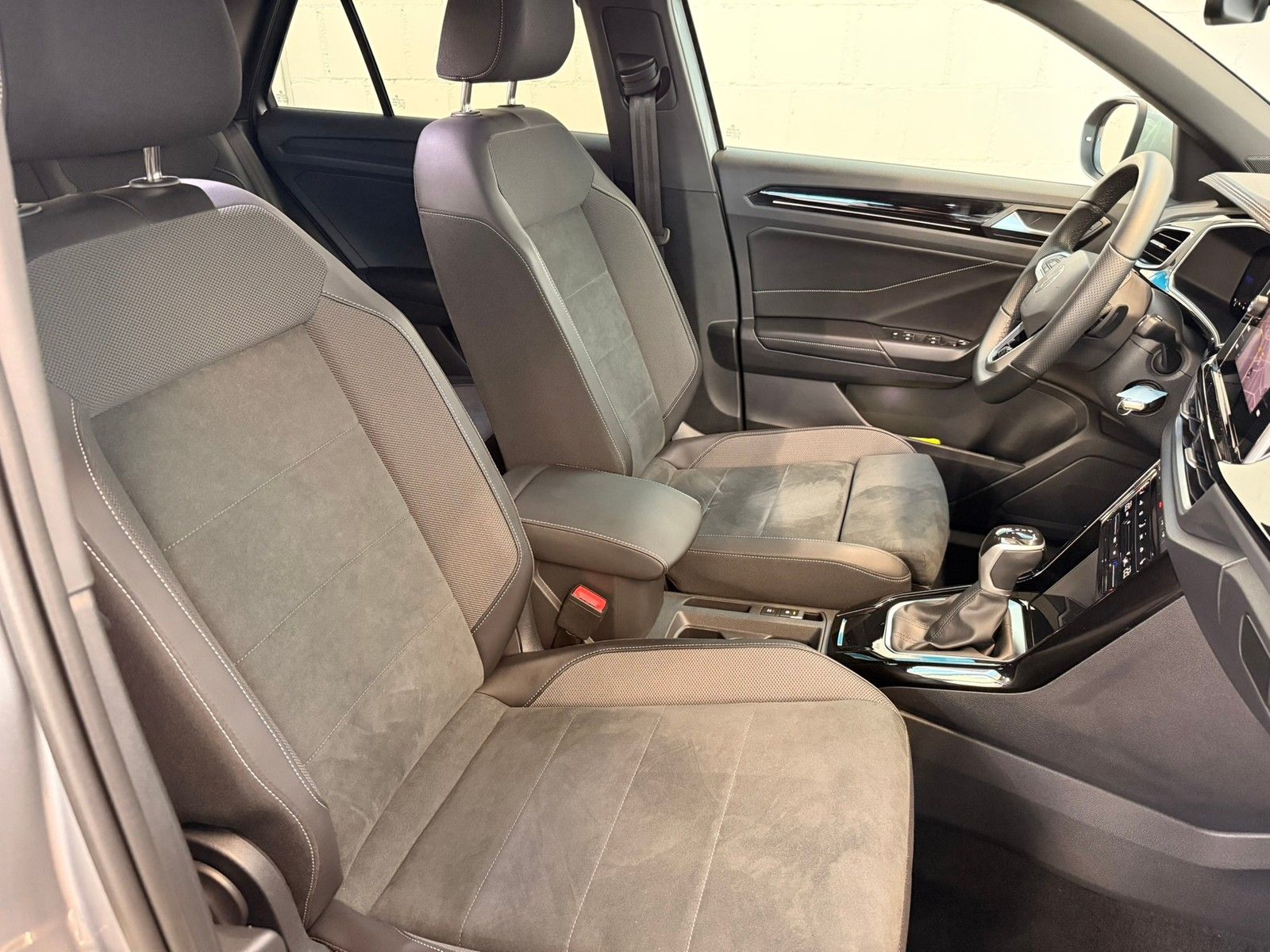 Fahrzeugabbildung Volkswagen T-Roc 1,5 TSI R-Line DSG + AHK + IQ.Light + Navi