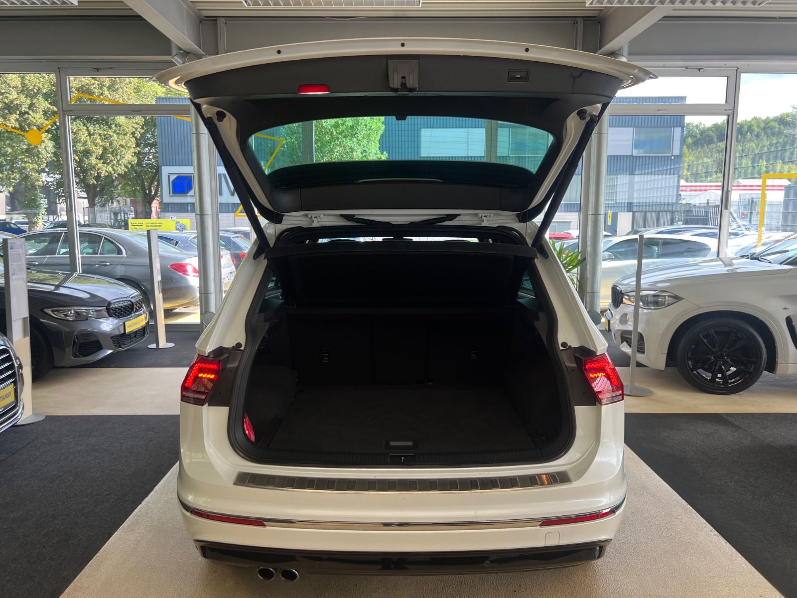 Fahrzeugabbildung Volkswagen Tiguan Highline 4Motion R line *HEAD-UP*MEMORY*