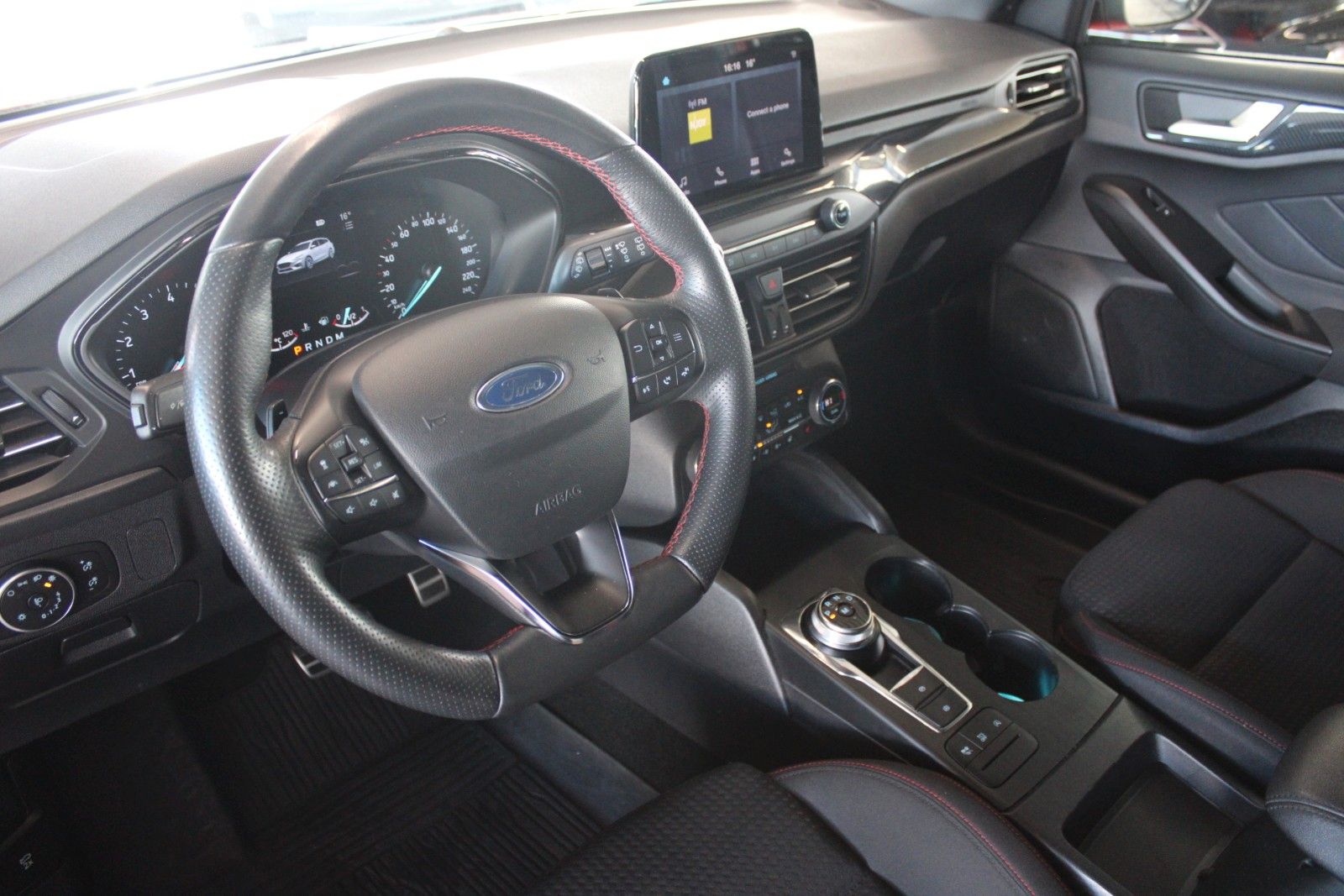 Fahrzeugabbildung Ford Focus ST-Line Automatik WinterPaket CAM ACC