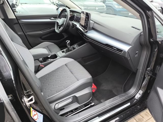Fahrzeugabbildung Volkswagen Golf VIII 1.5 TSI Enegy LED NAVI AHK CLIMATRONIC