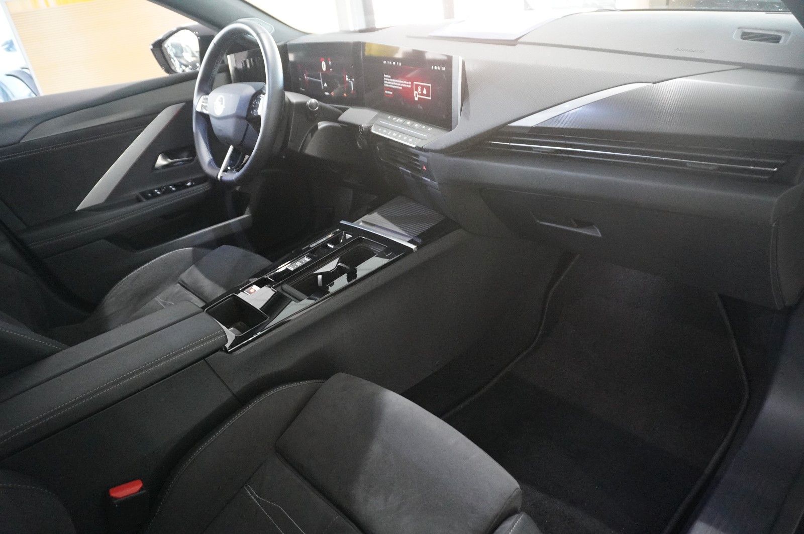 Fahrzeugabbildung Opel Astra L ST 1.2T ULTIMATE NAVI/LED/360°/HUD/AHK