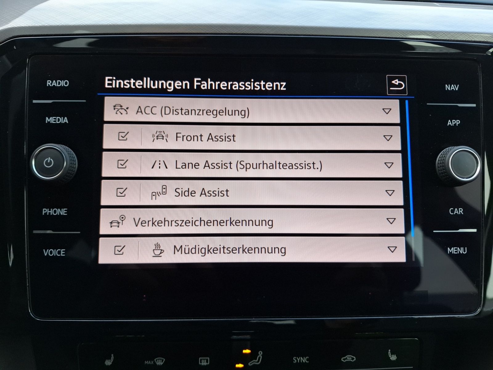Fahrzeugabbildung Volkswagen Passat Variant TSI Business DSG Matrix Navi ACC