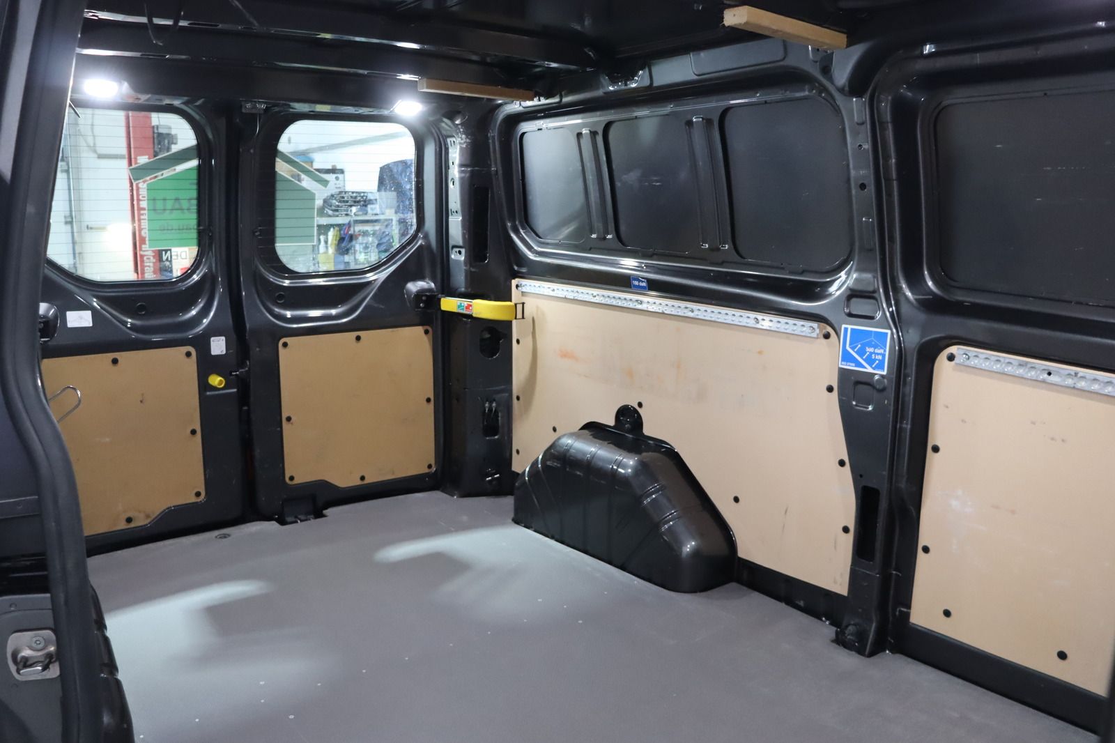 Fahrzeugabbildung Ford Transit Custom Kasten * L2 * Lang * AHK * PDC