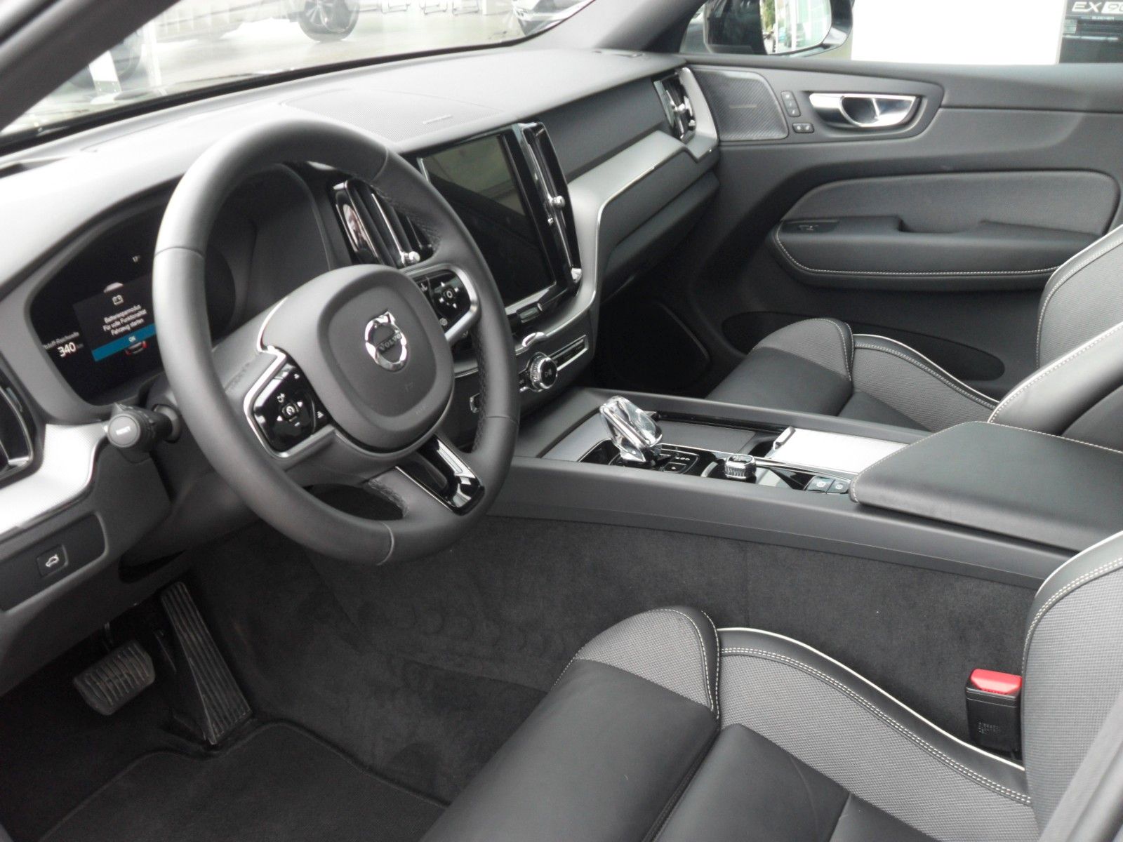 Fahrzeugabbildung Volvo XC 60 B5 Plus Black Edition AWD | HeadUp | 360°