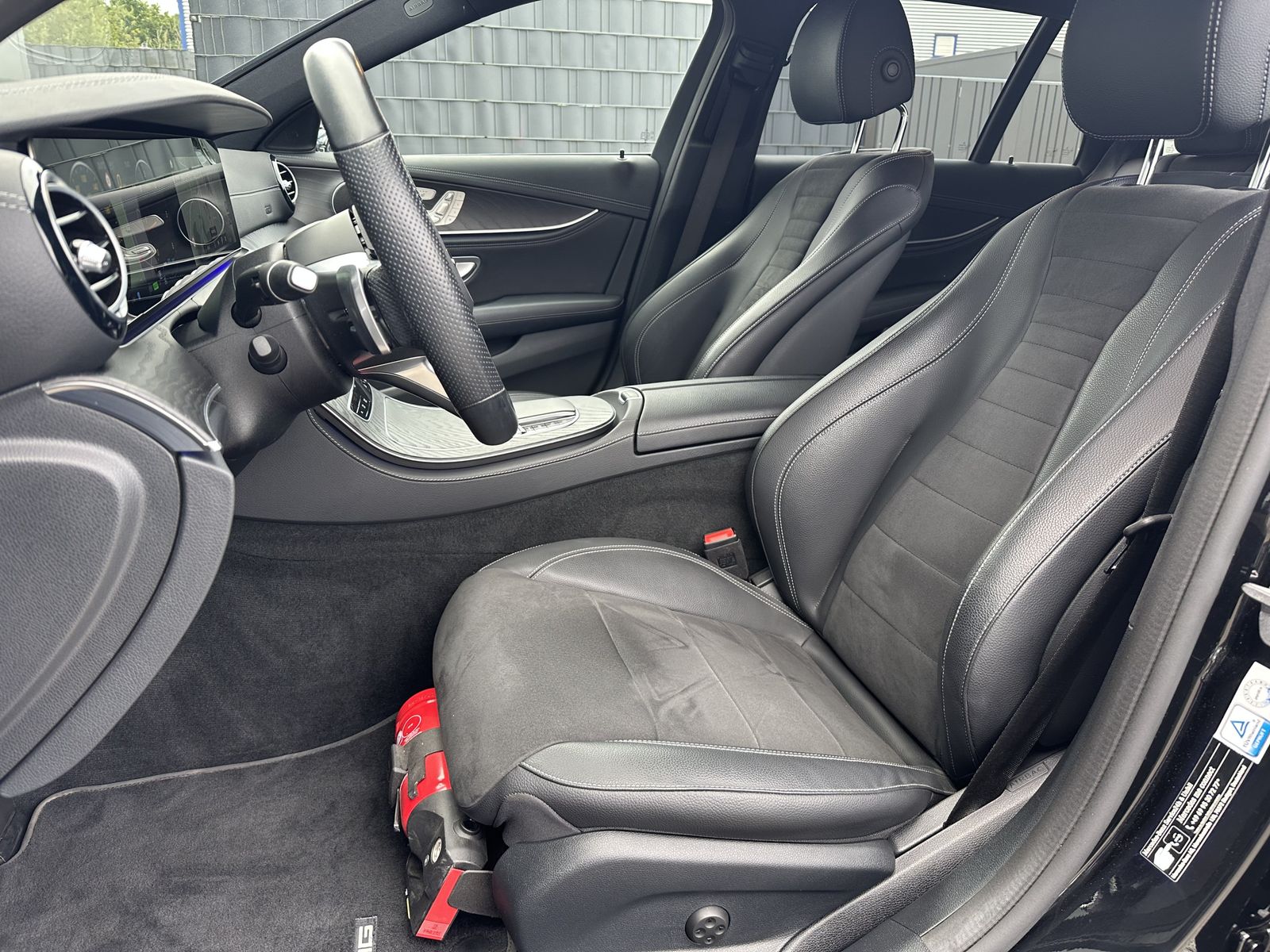 Fahrzeugabbildung Mercedes-Benz E 300d 4M T AMG-Line NAV+LED+360°+WIDESCREEN+ACC