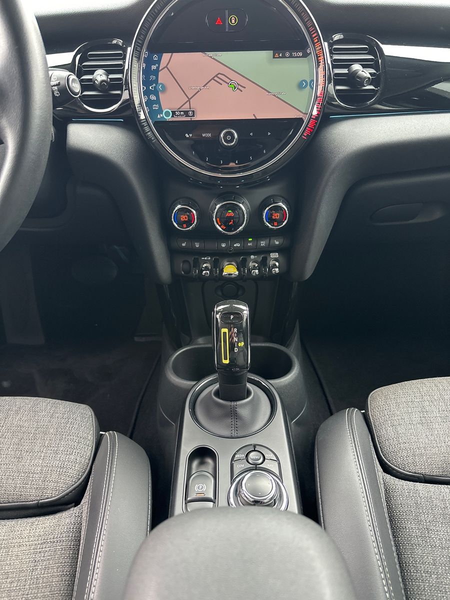 Fahrzeugabbildung MINI Cooper SE Classic Trim NAV+LED+SHZ+KEYLESS