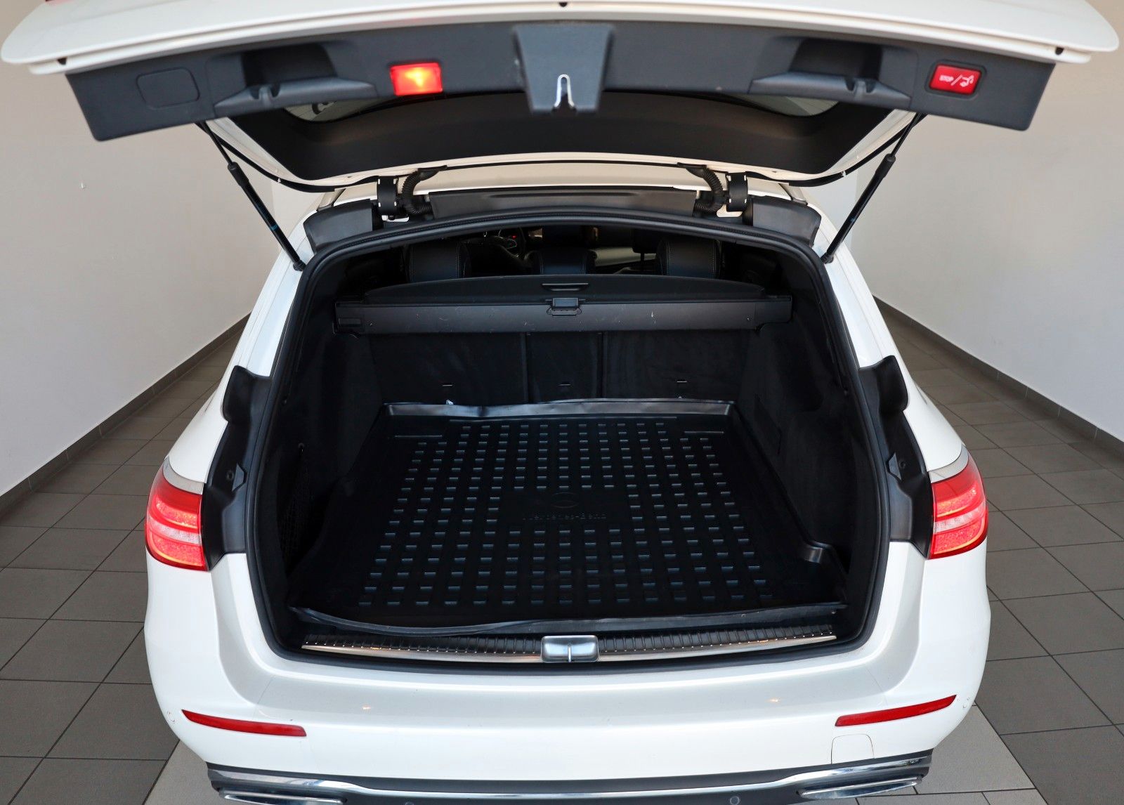 Fahrzeugabbildung Mercedes-Benz E 220d T T.Leder,Navi,LED,SD,Kamera,SH,PDC,SR+WR