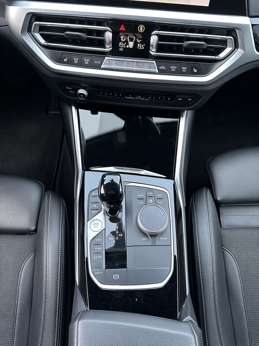 Fahrzeugabbildung BMW 330e Touring Sport-Line NAV+LED+18ZO+ALARM+SHZ