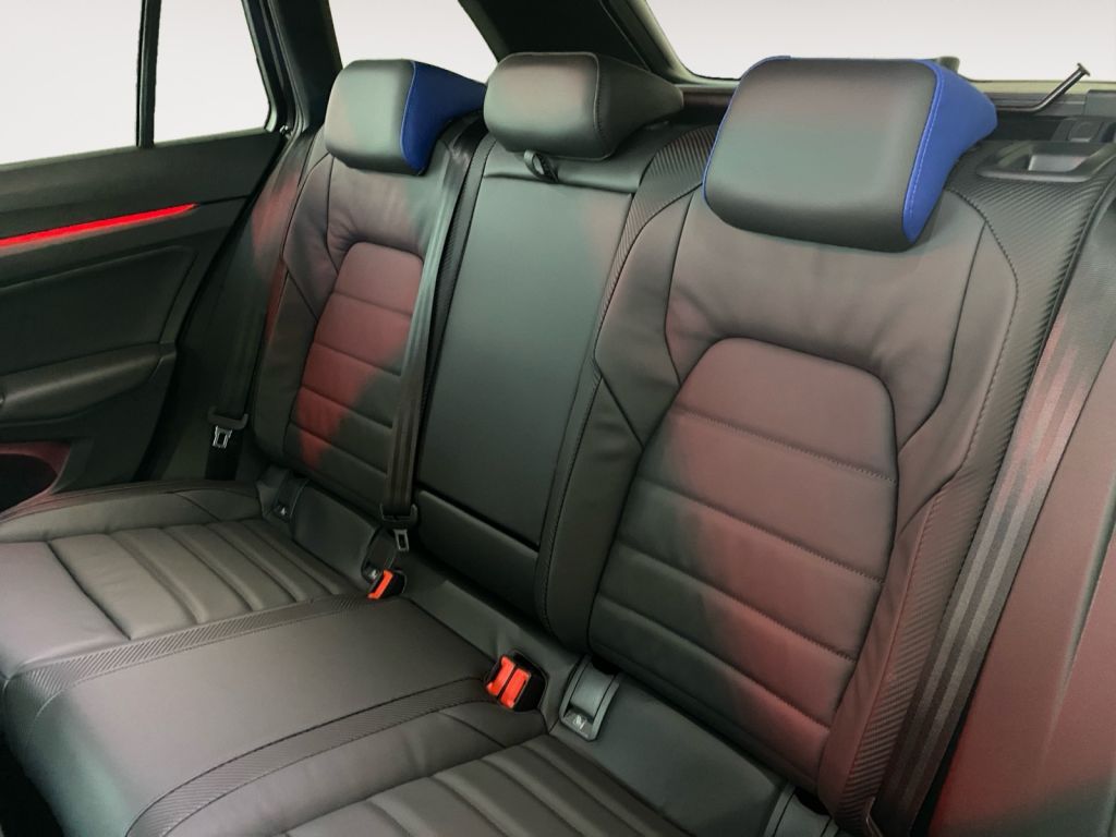 Fahrzeugabbildung Volkswagen Golf Variant R Black Style Harman Carbon VMax270