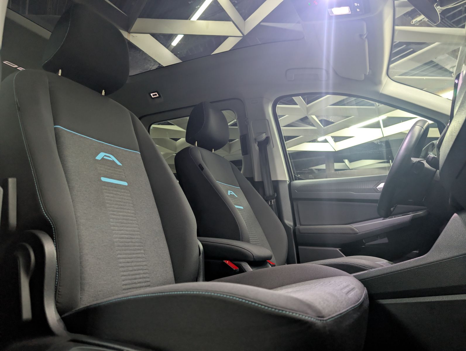 Fahrzeugabbildung Ford Tourneo Connect L2 Active 7-SI Bi-LED PANO AHK K