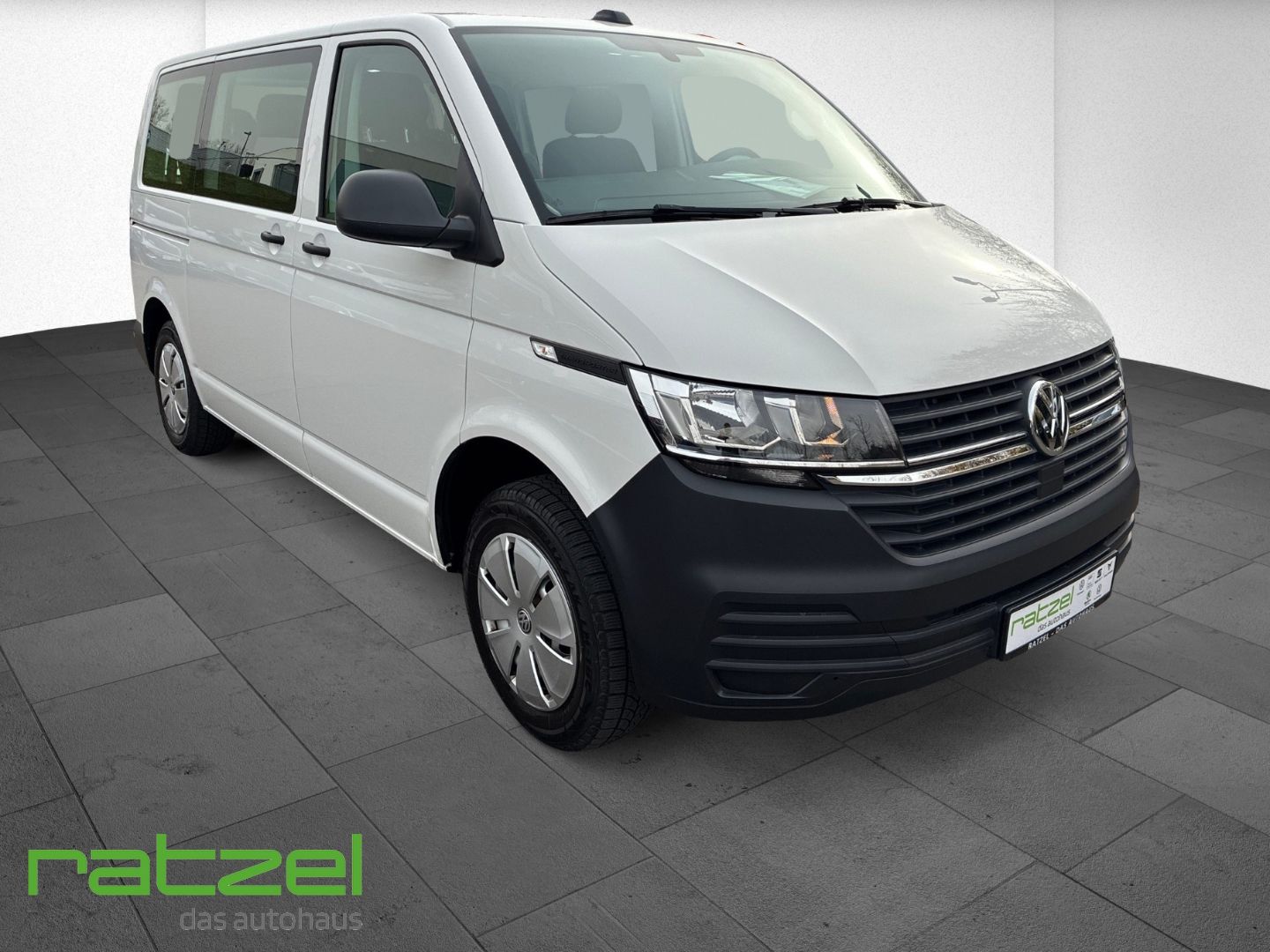 Fahrzeugabbildung Volkswagen T6.1 Kombi 2.0 TDI 9 Sitzer AHK Navi