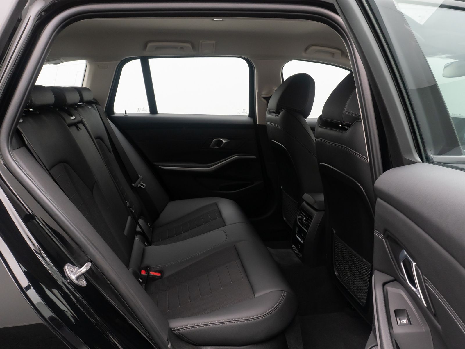 Fahrzeugabbildung BMW 330e WidscreenDispl AHK DAB Leder Sport Stop&Go