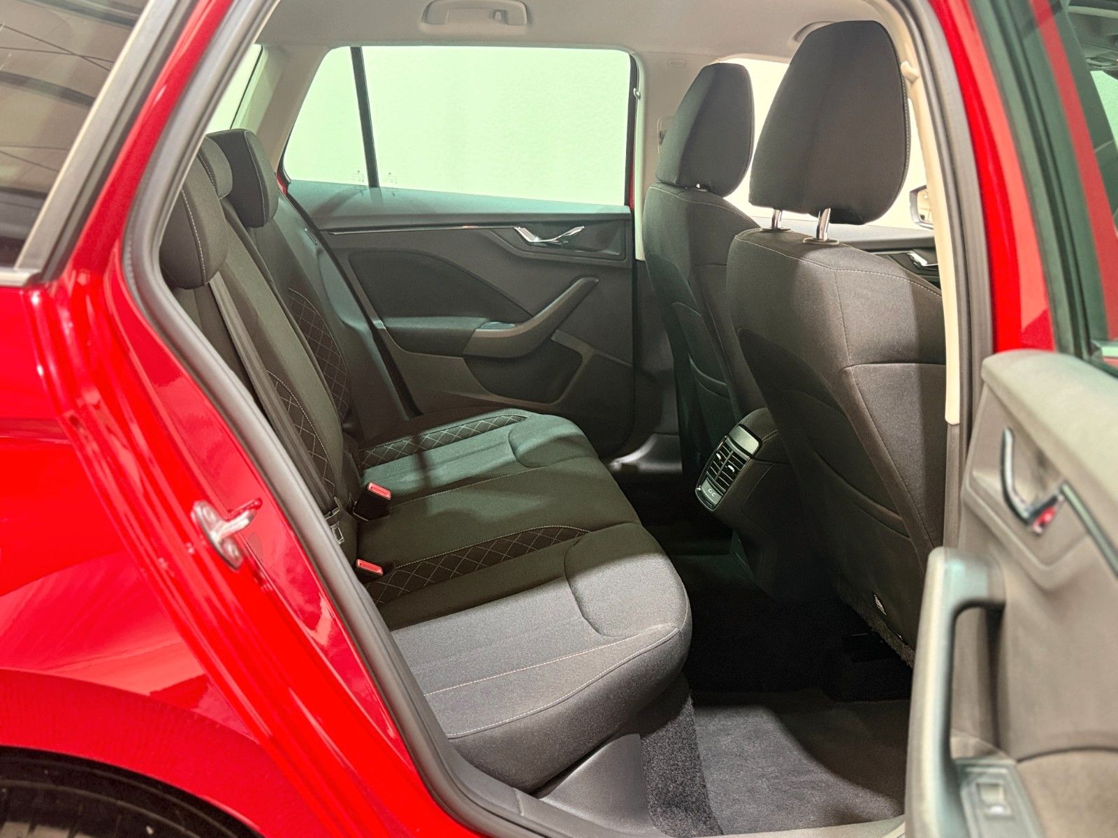 Fahrzeugabbildung SKODA Kamiq Ambition 1.0TSI / Android-Apple CarPlay