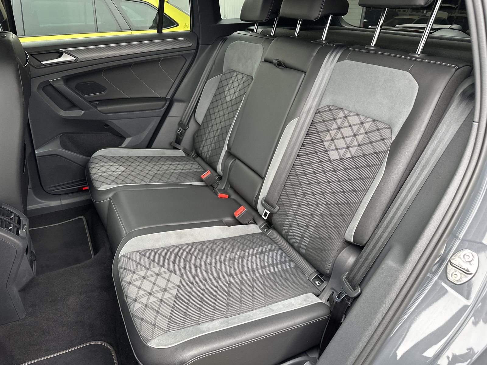 Fahrzeugabbildung Volkswagen Tiguan 1.5 TSI DSG R-Line NAV+MATRIX+ACC+360°CAM