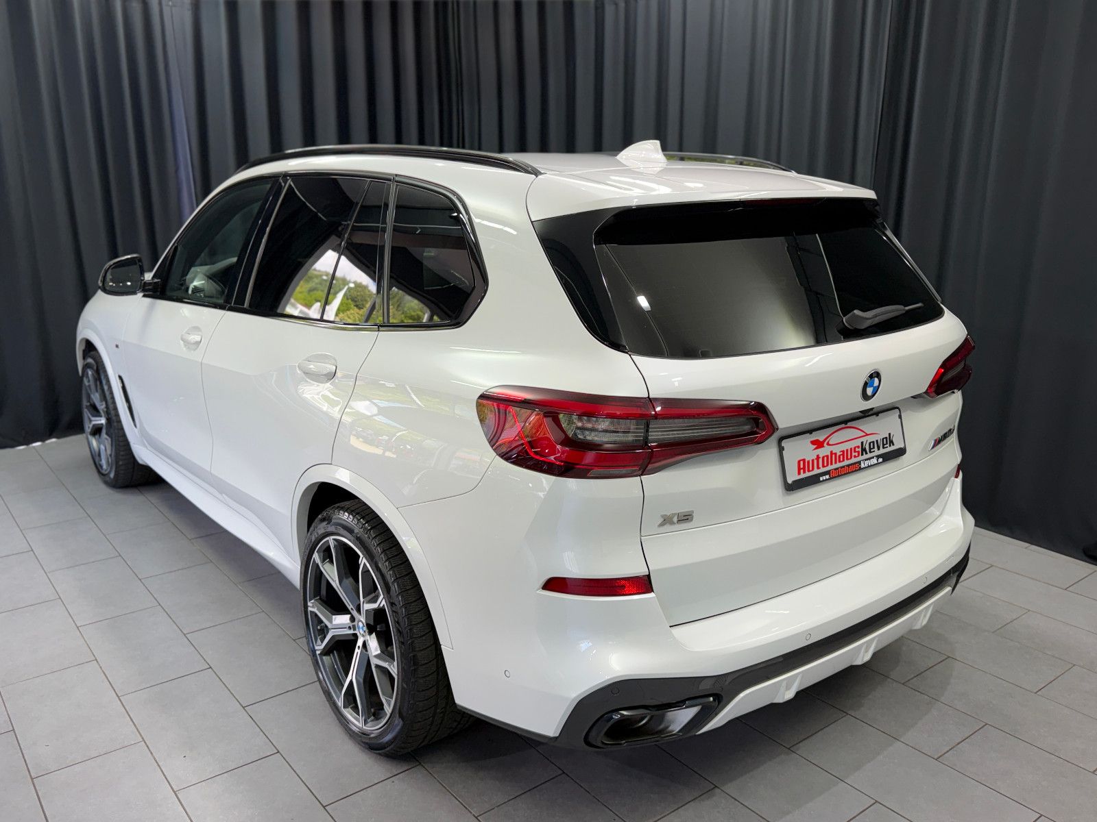 Fahrzeugabbildung BMW X5 M50d|LASER|H&K|360°|PANO|GESTIK|AHK|HuD