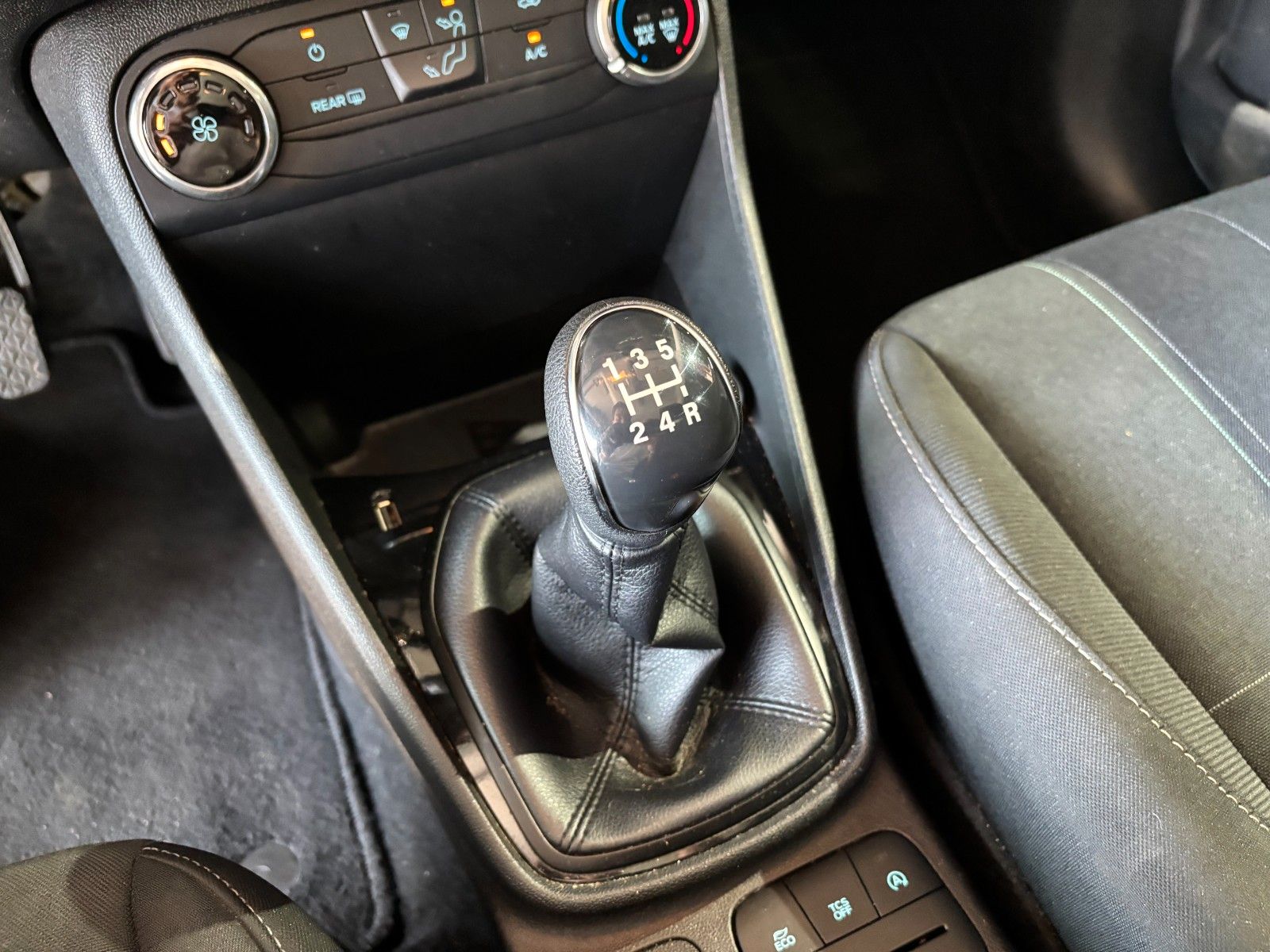 Fahrzeugabbildung Ford Fiesta Cool & Connect /Easy-Driver-Paket/TÜV NEU