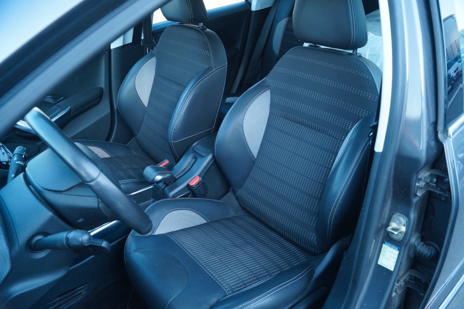 Fahrzeugabbildung Peugeot 2008 Allure *TÜV, Inspektion neu + Garantie