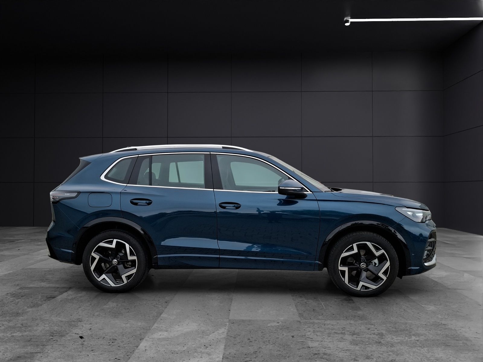 Fahrzeugabbildung Volkswagen Tiguan eTSI R-Line DSG Standhzg. Matrix AHK Navi