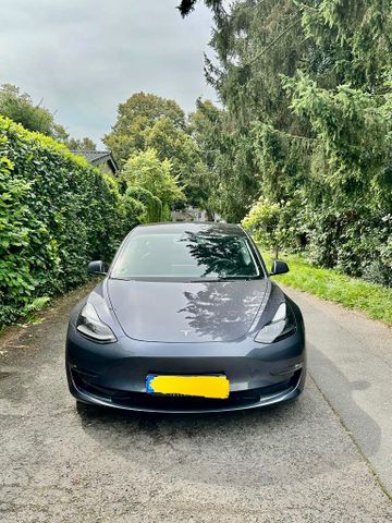 Tesla Model 3 Allradantrieb mit Dualmotor Performa...