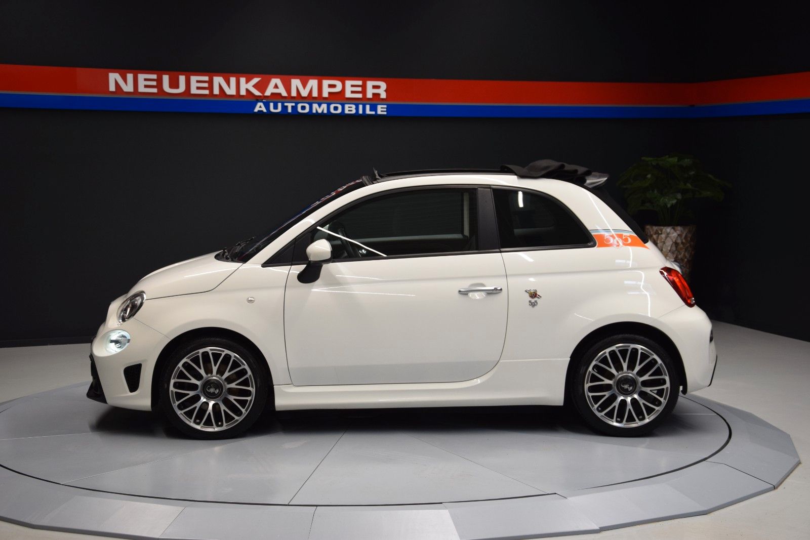 Fahrzeugabbildung Abarth 595C LED PDC CarPlay Android Auto PDC Faltdach