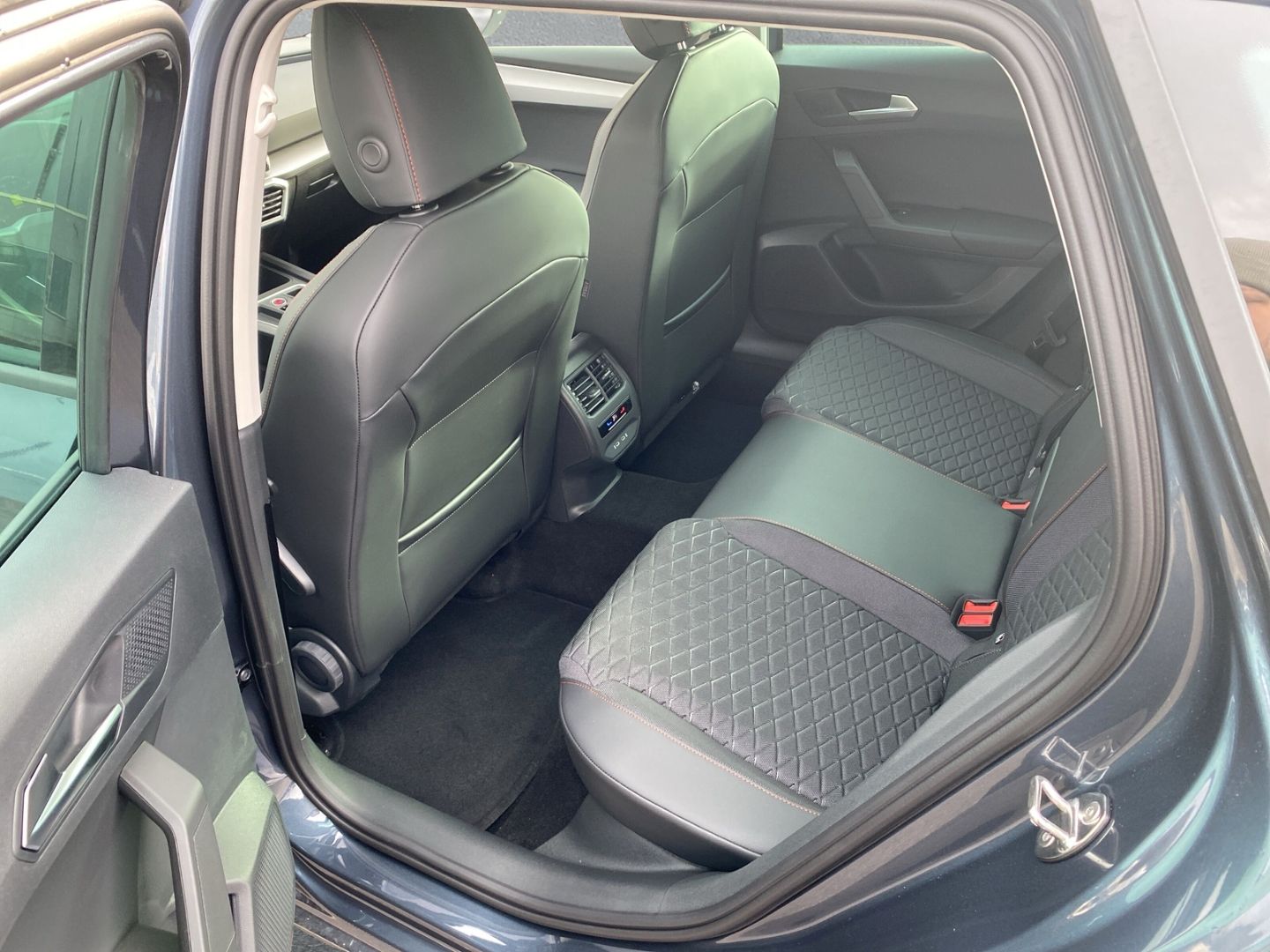 Fahrzeugabbildung SEAT Leon Sportstourer FR 2.0 TDI EU6d Navi digitales