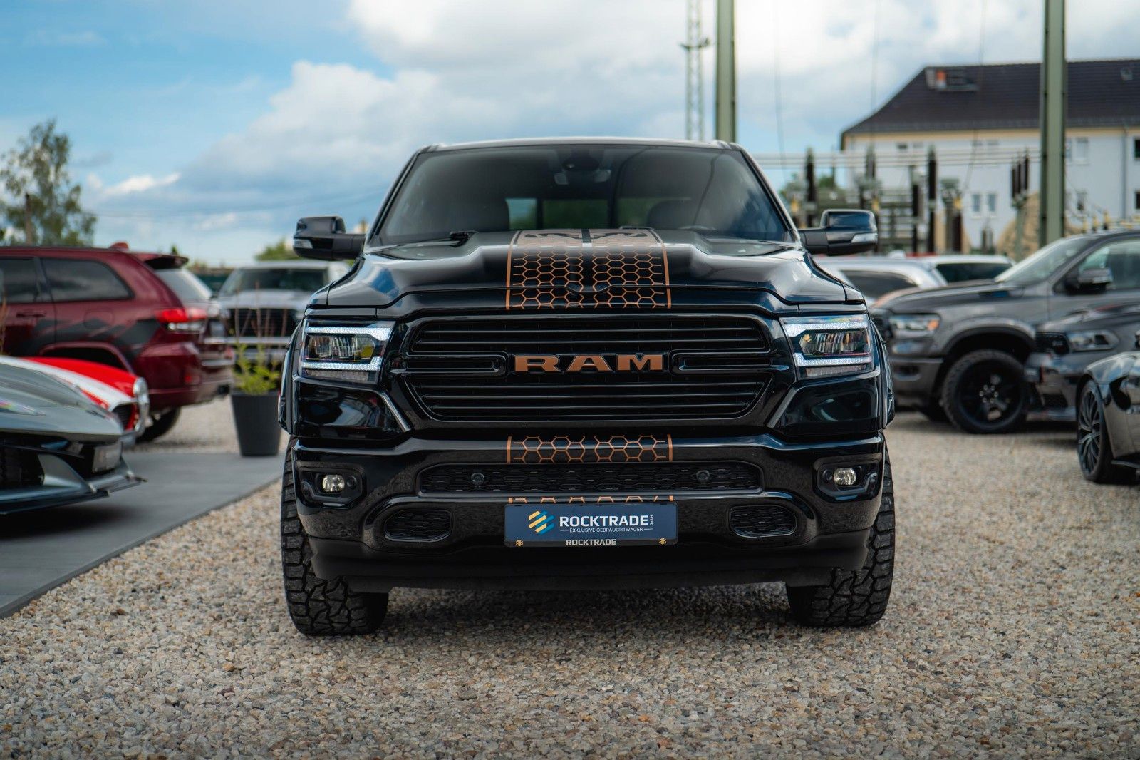 Fahrzeugabbildung Dodge RAM 5.7 V8 HEMI 4x4 Offroad Night-Edition LPG