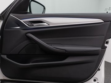 Fahrzeugabbildung BMW 520d Luxury Line Kamera HUD DAB AHK Alarm 19Zoll