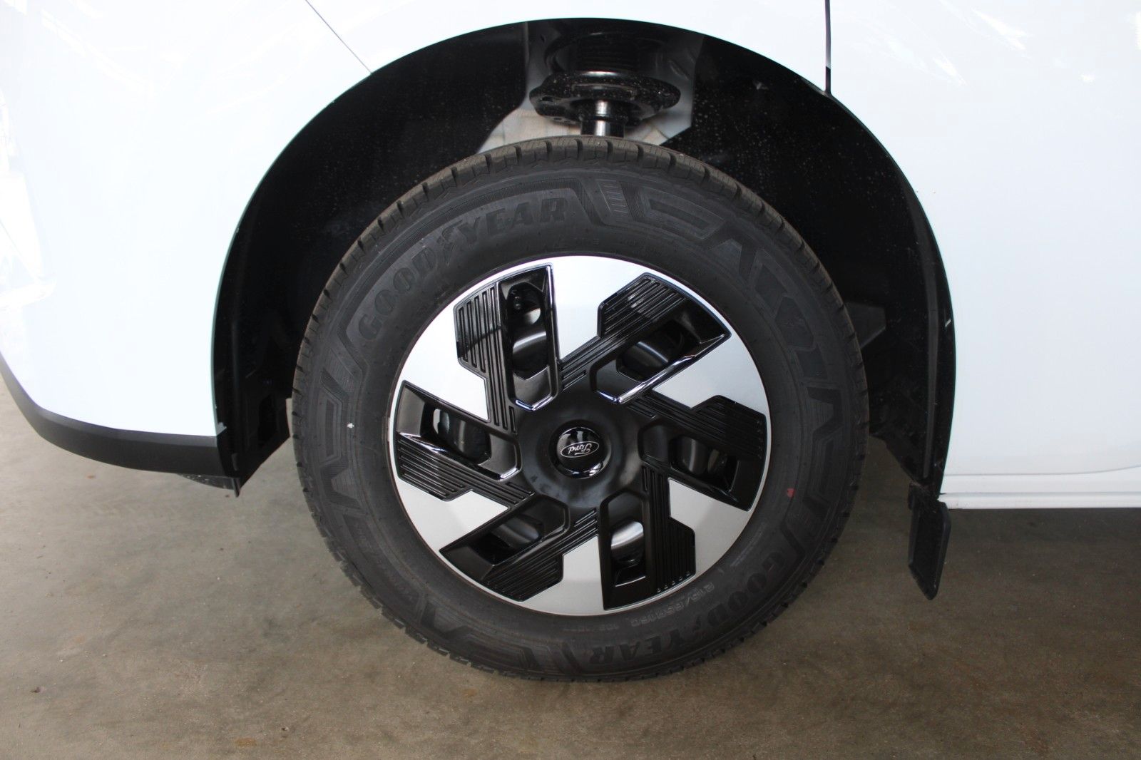 Fahrzeugabbildung Ford E-Transit Custom L1 TREND 9-Sitze AHK NAVI GJR