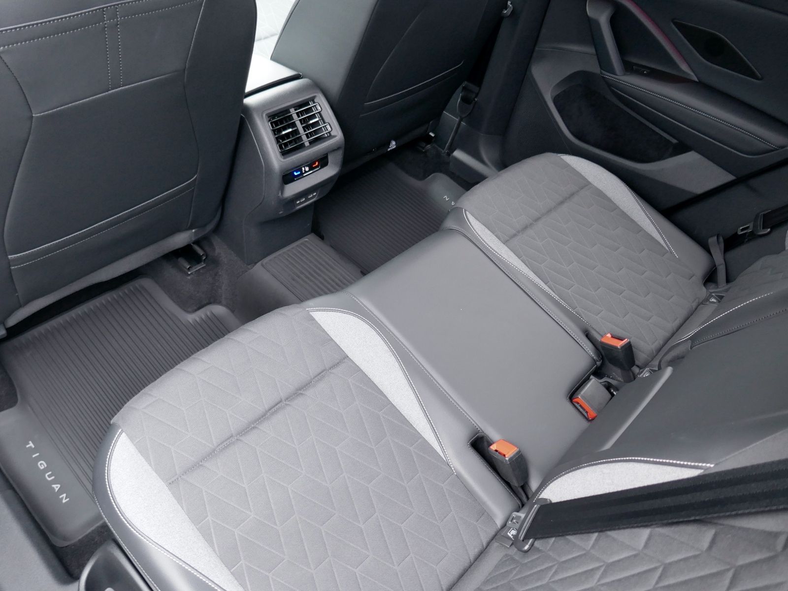 Fahrzeugabbildung Volkswagen Tiguan GOAL 2.0 TDI DSG | RFK LED ACC Navi