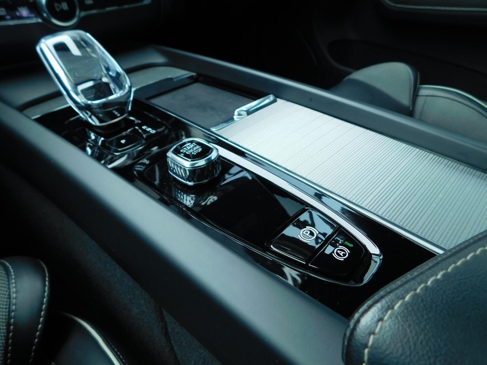 Fahrzeugabbildung Volvo XC60 B4D AWD Plus Dark "Panoramadach"