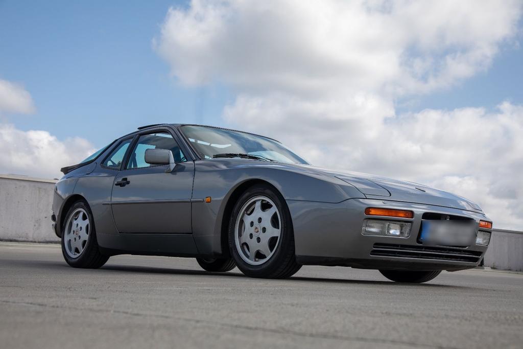 Porsche 944